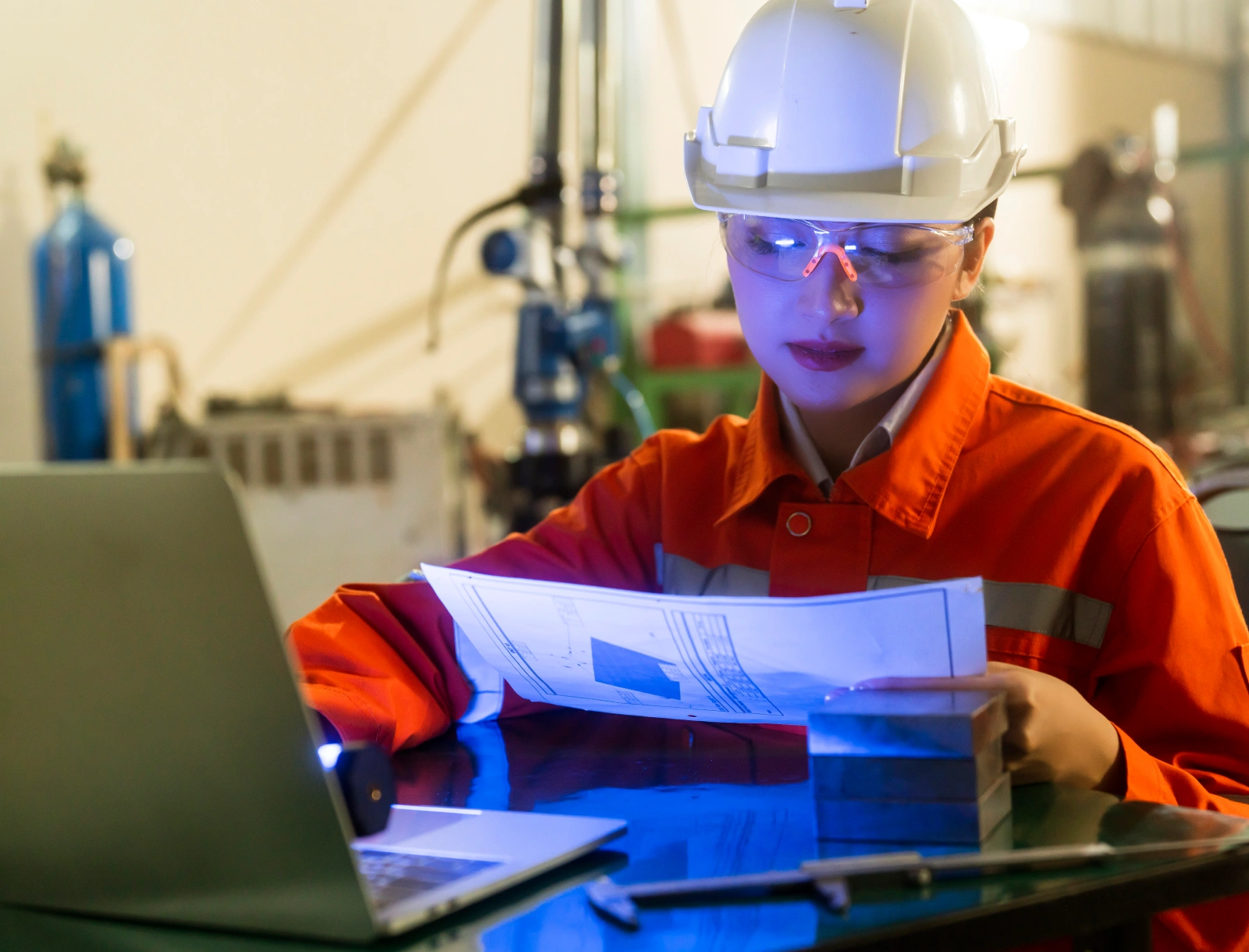 Specialist lucrând pe platformă offshore